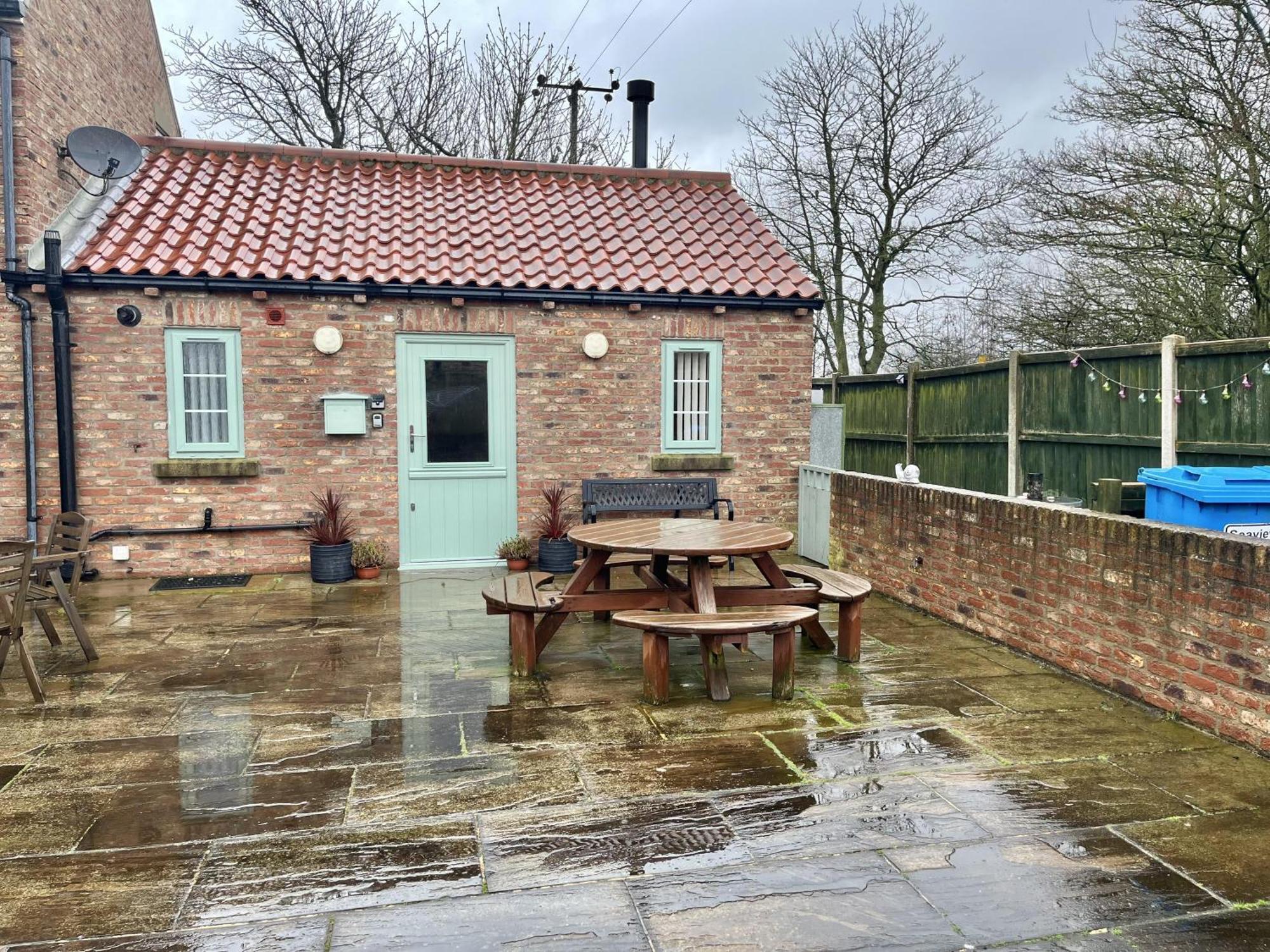 Cosy Village Location - One Bedroom Barn Barmston Exterior photo